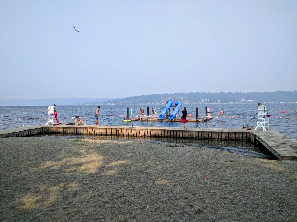 Плавучая платформа для детей на местом озере