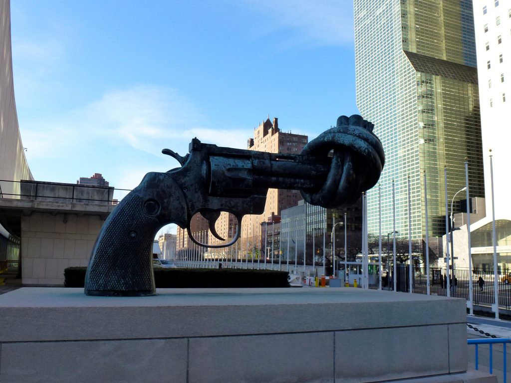 Скульптура "Нет насилию" перед зданием ООН в Нью Йорке
