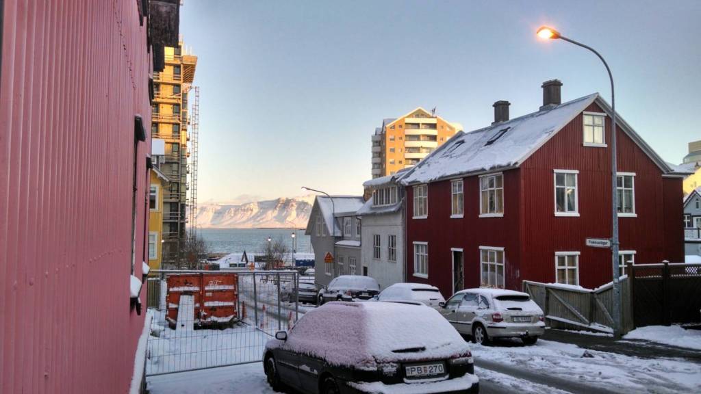 Рейкьявик Исландия: бесконечная стройка в центре города и вид на горы