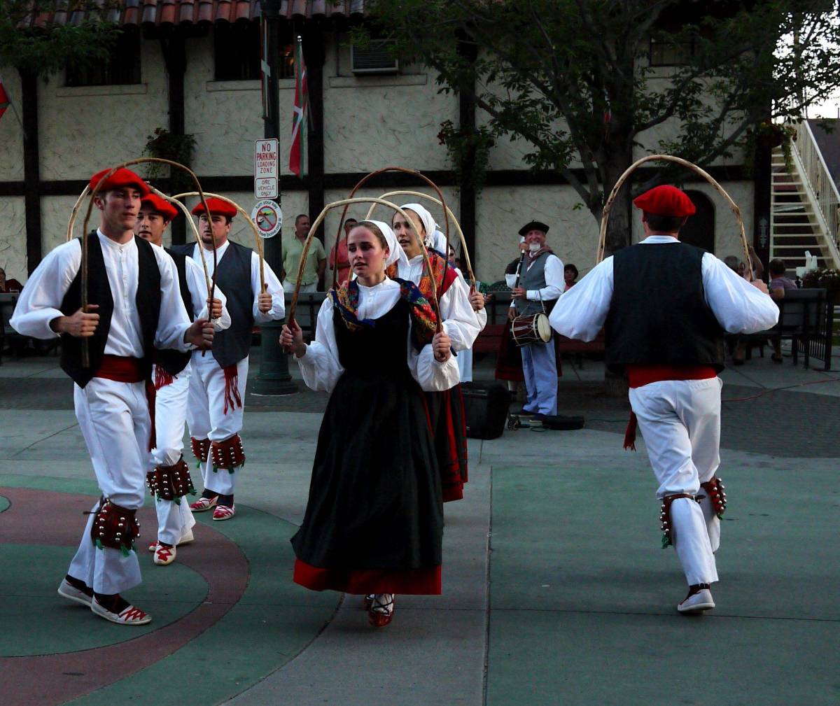 Basque dancers, Boise. photo credit: https://www.flickr.com/photos/umnak