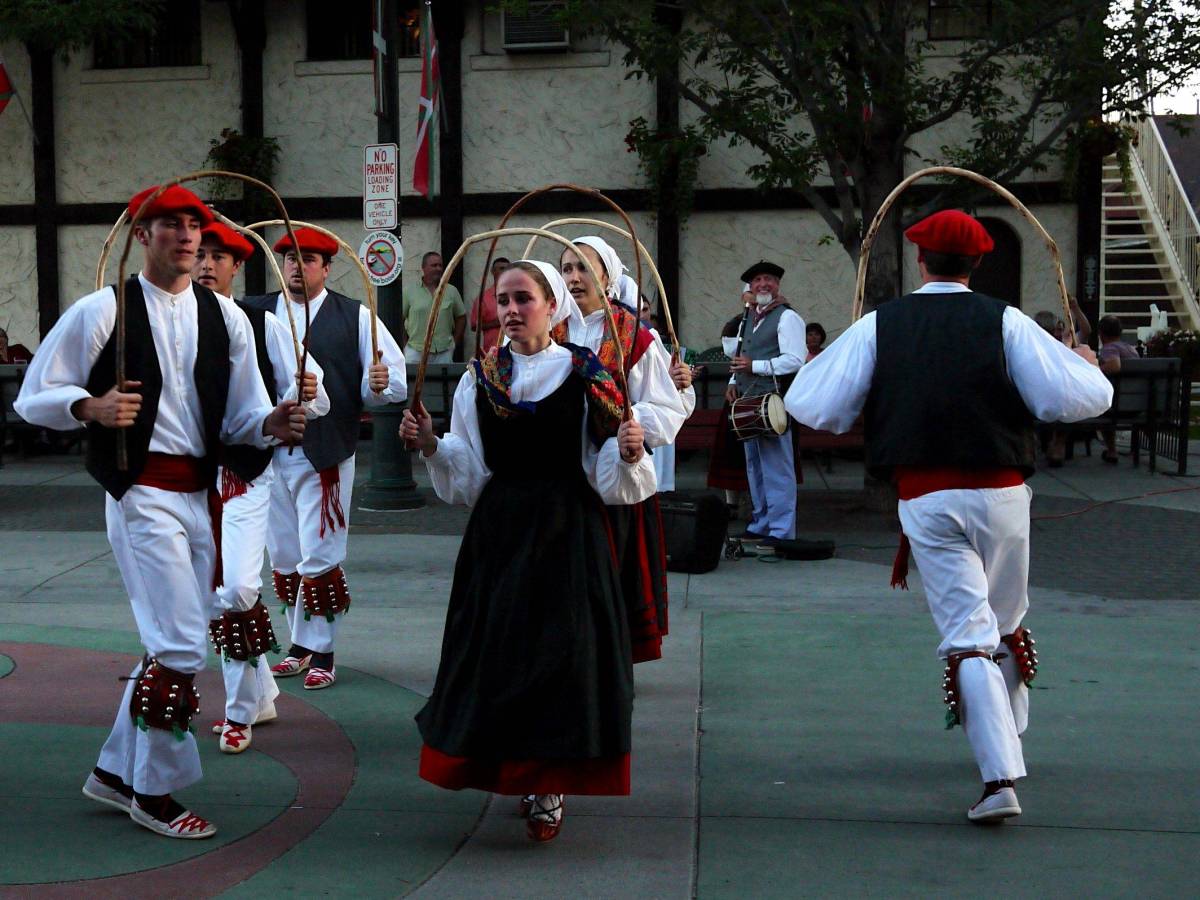 Basque dancers, Boise. photo credit: https://www.flickr.com/photos/umnak