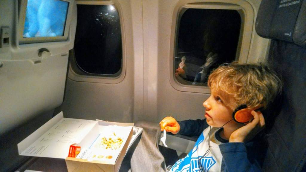 Артем смотрит про северное сияние. За время перелета Icelandair рассказали самое интересное о культуре, природе, и местных достопримечательностях