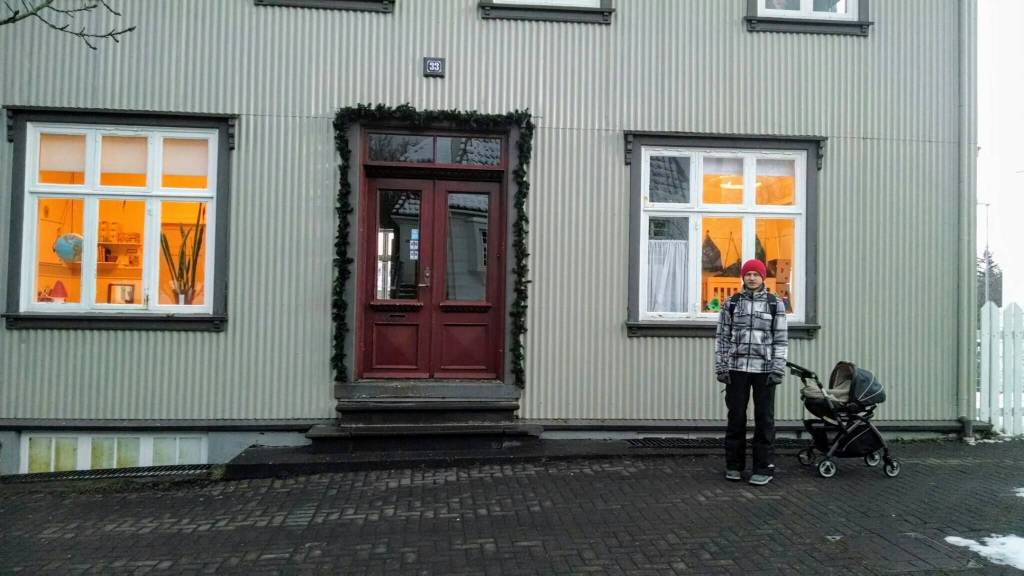 Леня с Эрикой перед зданием исландского садика