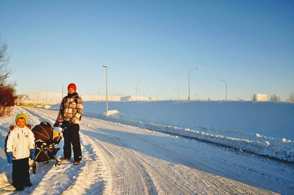 Путешествие в Исландию: а вот до тротуаров на окраине Рейкьявика подогрев еще не добрался 