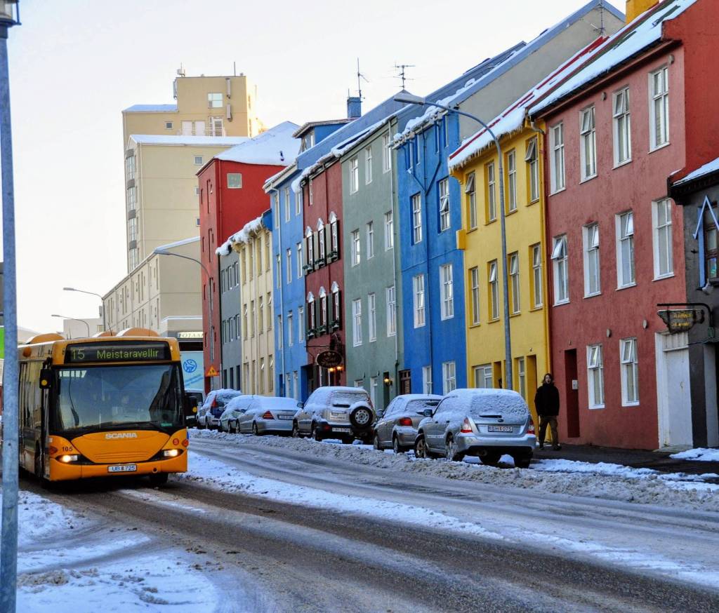 Путешествие в Исландию: хорошо видно, как тротуар напротив совершенно чистый от снега