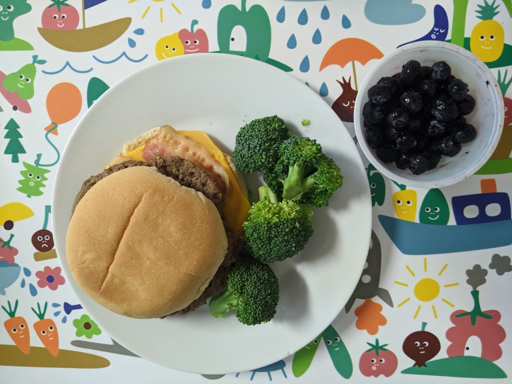 Типичный обед: бургер с мясом, сыром и беконом, брокколи, голубика. Не плохо!