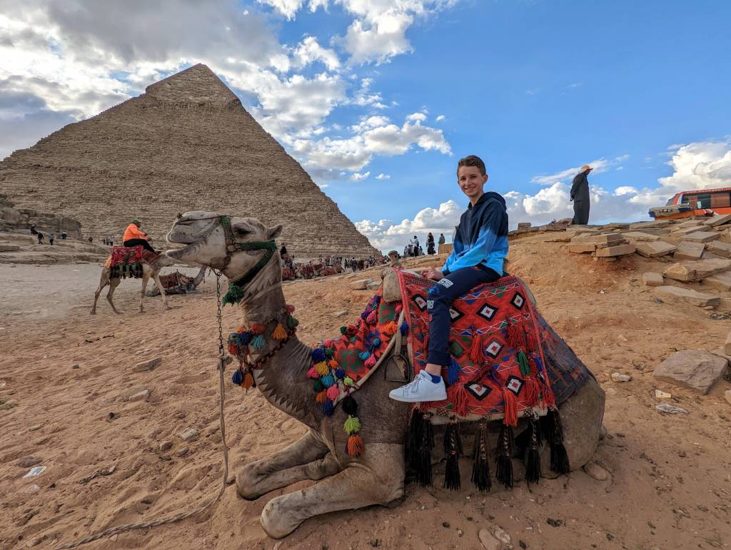 Круиз с детьми: пирамиды Гиза и Артем, наш старший сын на верблюде