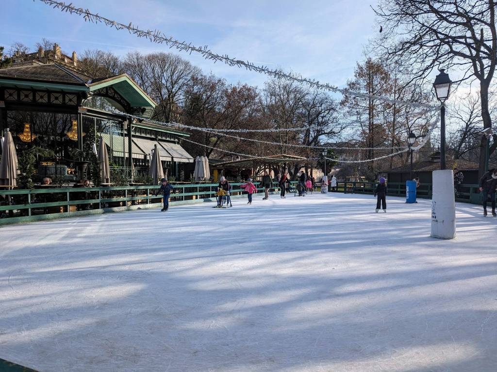 Geneva with kids in winter: Patinoire des Bastions