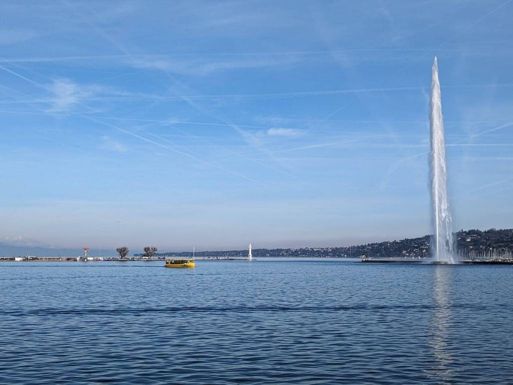The water jet is one of the biggest attractions on the lake, it is one of the symbols of the city 