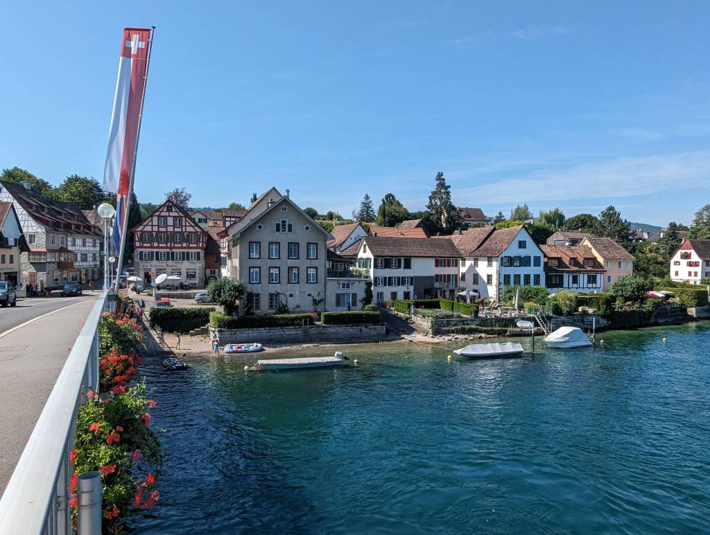 The only warning on the bridge is "please watch out for boats below before jumping down"