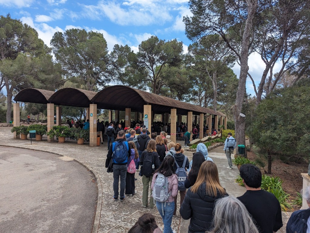 Half-mile line to the Drach Caves. We were a bit surprised how many people Mallorca see during off-season