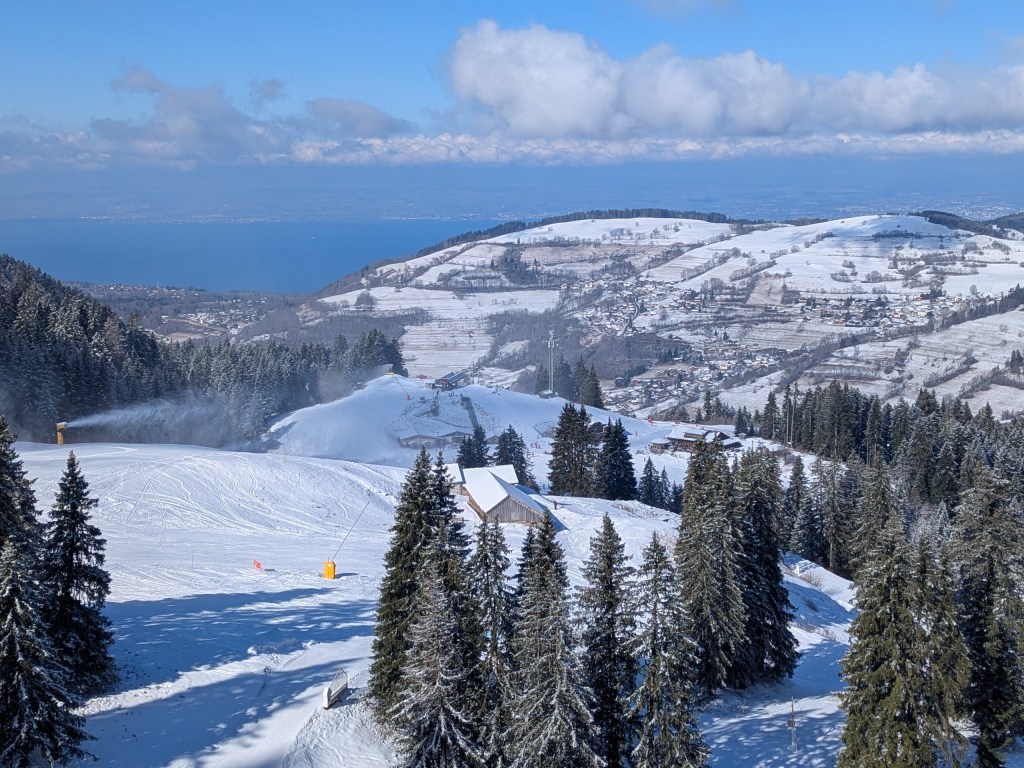 Unlike Thollon-les-Memises, here you can see the lake only if you ski